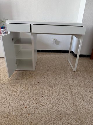 Escritorio blanco con cajones y armario