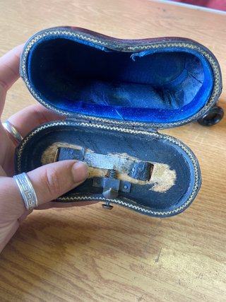 Prismáticos antiguos con funda