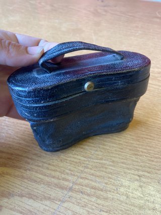 Prismáticos antiguos con funda