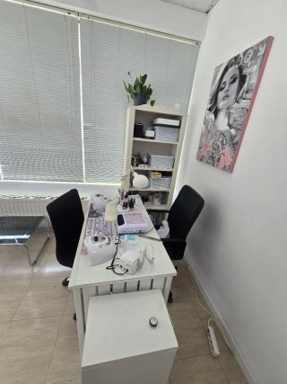 Alquiler espacio de uñas en peluqueria
