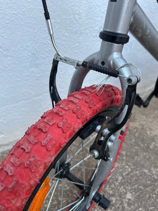 Bicicleta BMX infantil roja