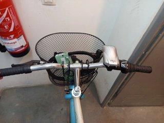 Bicicleta azul con cesta