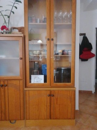 Aparador de madera con vitrina