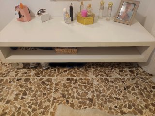 Mesa auxiliar blanca con ruedas