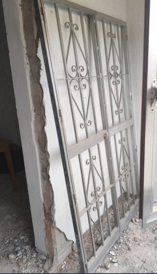 Puerta de hierro con cerradura