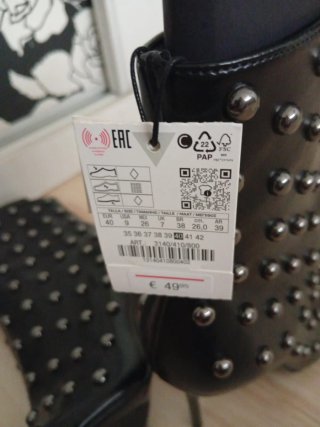 Botines negros tachuelas tacón aguja