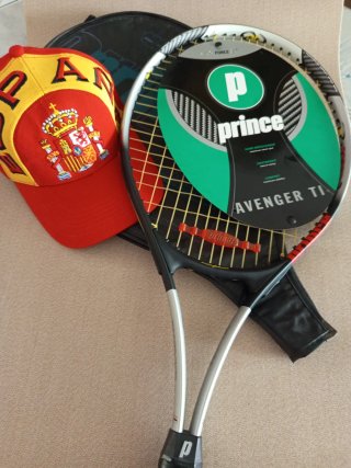 Raqueta Prince Avenger  a estrenar ,  Regalo gorra