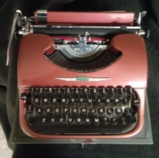 Máquina de escribir antigua color rojo