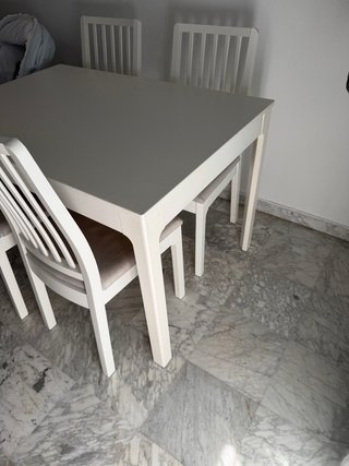 Mesa extensible y 4 sillas blancas