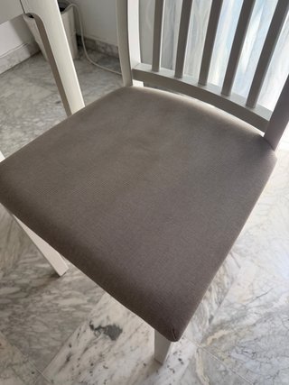 Mesa extensible y 4 sillas blancas