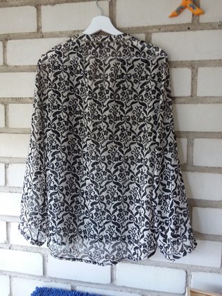 Blusa estampada beige y negra talla L