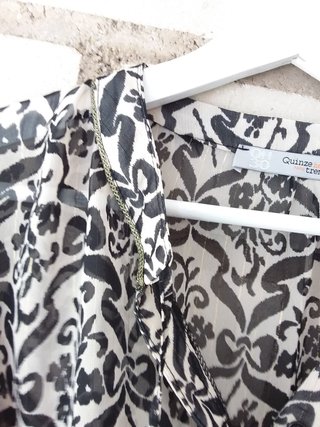 Blusa estampada beige y negra talla L