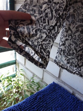 Blusa estampada beige y negra talla L