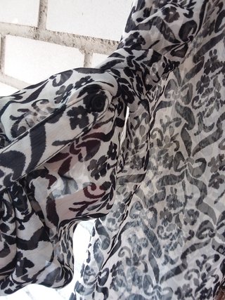 Blusa estampada beige y negra talla L