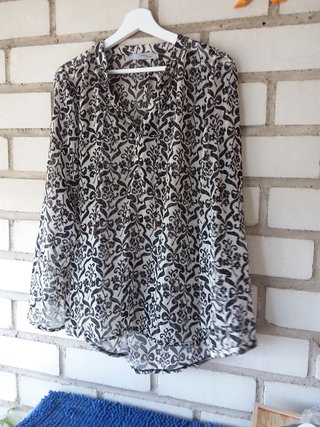 Blusa estampada beige y negra talla L