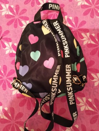 Mochila pequeña con corazones