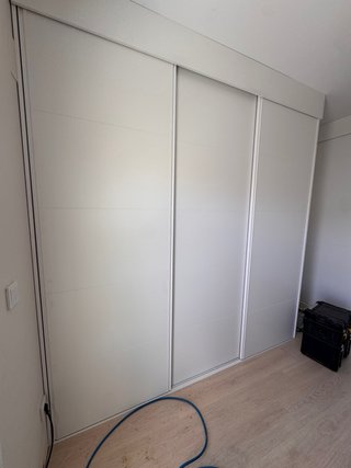 Armario a medida blanco con interiores a elegir
