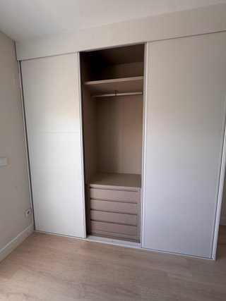 Armario a medida blanco con interiores a elegir