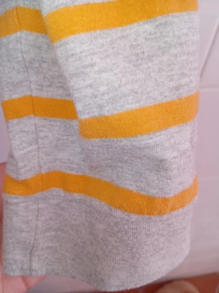 Polo rayas grises y amarillas