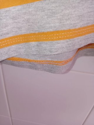 Polo rayas grises y amarillas