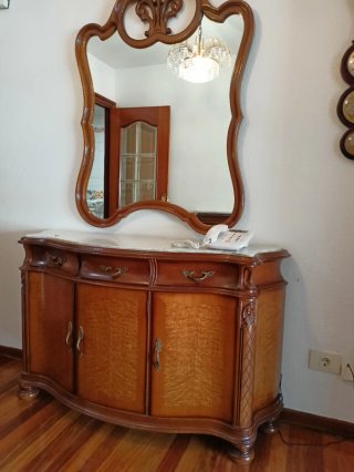 Mueble recibidor con espejo y mármol