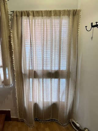 Cortina beige con flecos (130x180cm).