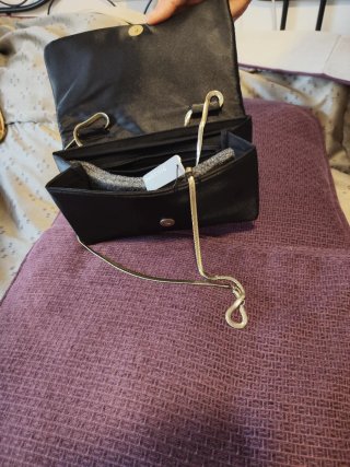 Bolso de fiesta negro con adornos dorados