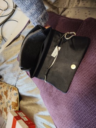 Bolso de fiesta negro con adornos dorados