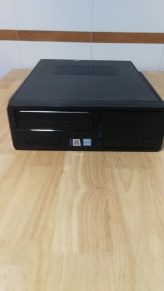 Ordenador sobremesa negro