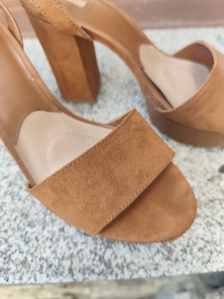 Sandalias tacón marrón ante