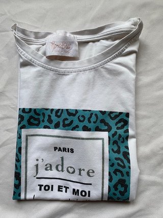 Camiseta blanca con estampado frontal
