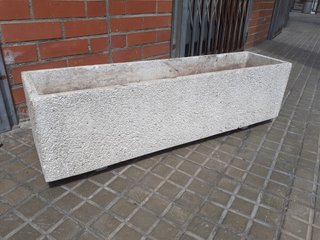 Jardinera de cemento rectangular