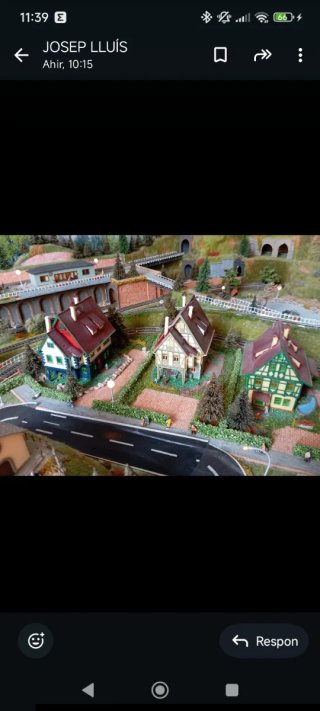 Maqueta de tren con edificios y carretera