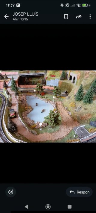Maqueta de tren con edificios y carretera