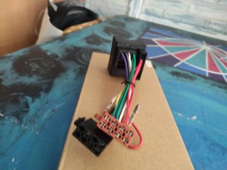Arnés eléctrico multipin con conector negro y cone