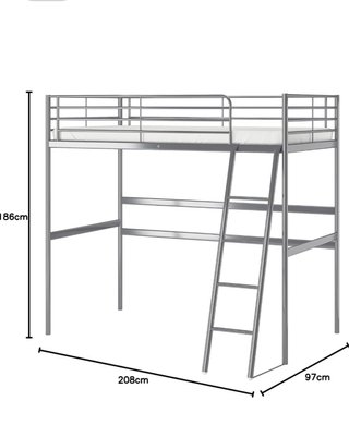 Litera metálica gris Ikea