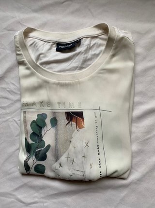 Camiseta manga larga con dibujo delantero.