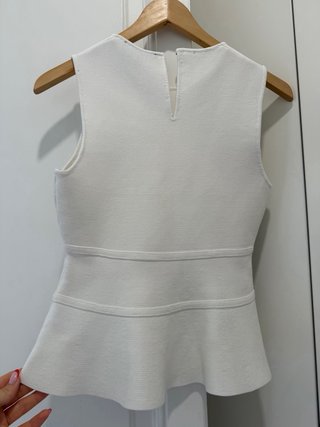 Top blanco con volante y lazos