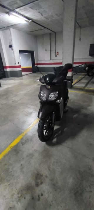 Moto Scooter Negra y Gris