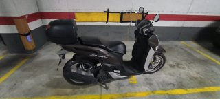 Moto Scooter Negra y Gris