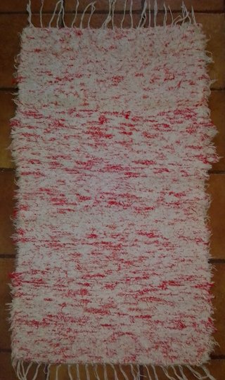 Alfombra tejida beige y azul