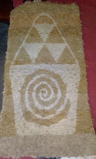 Alfombra tejida beige y azul