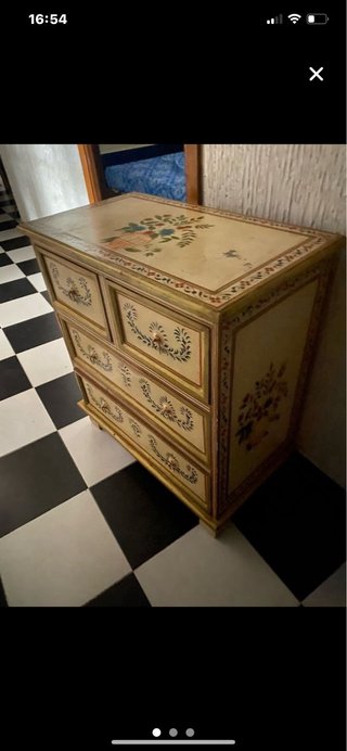 Cómoda de madera con detalles dorados