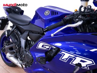 YAMAHA R7