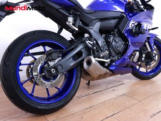YAMAHA R7