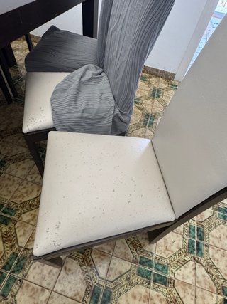 Mesa de comedor y 6 sillas con fundas