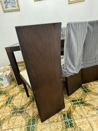 Mesa de comedor y 6 sillas con fundas