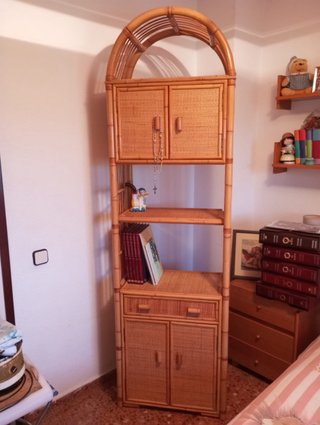 Mueble de bambú y madera
