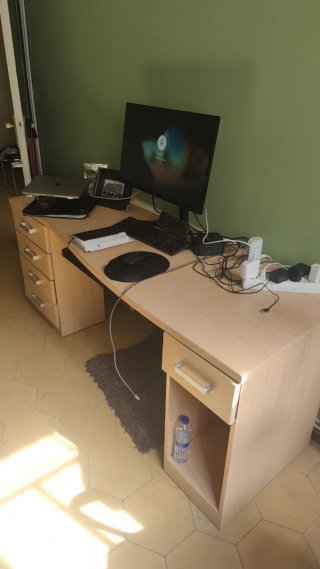 Escritorio amplio de madera