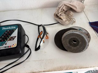Taladro percutor y radial Makita con batería